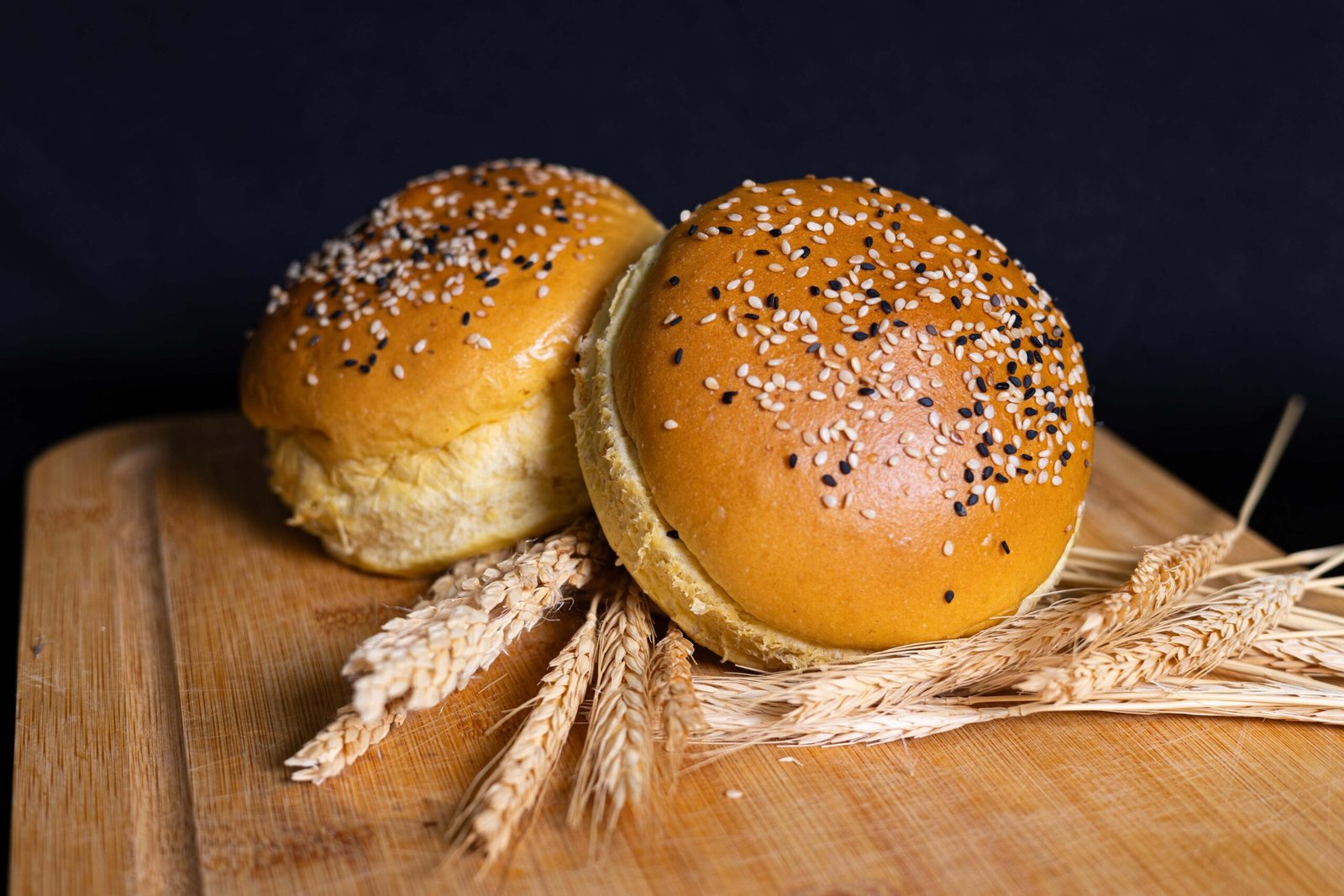 Pão de brioche com gergelim artesanal macio e amanteigado