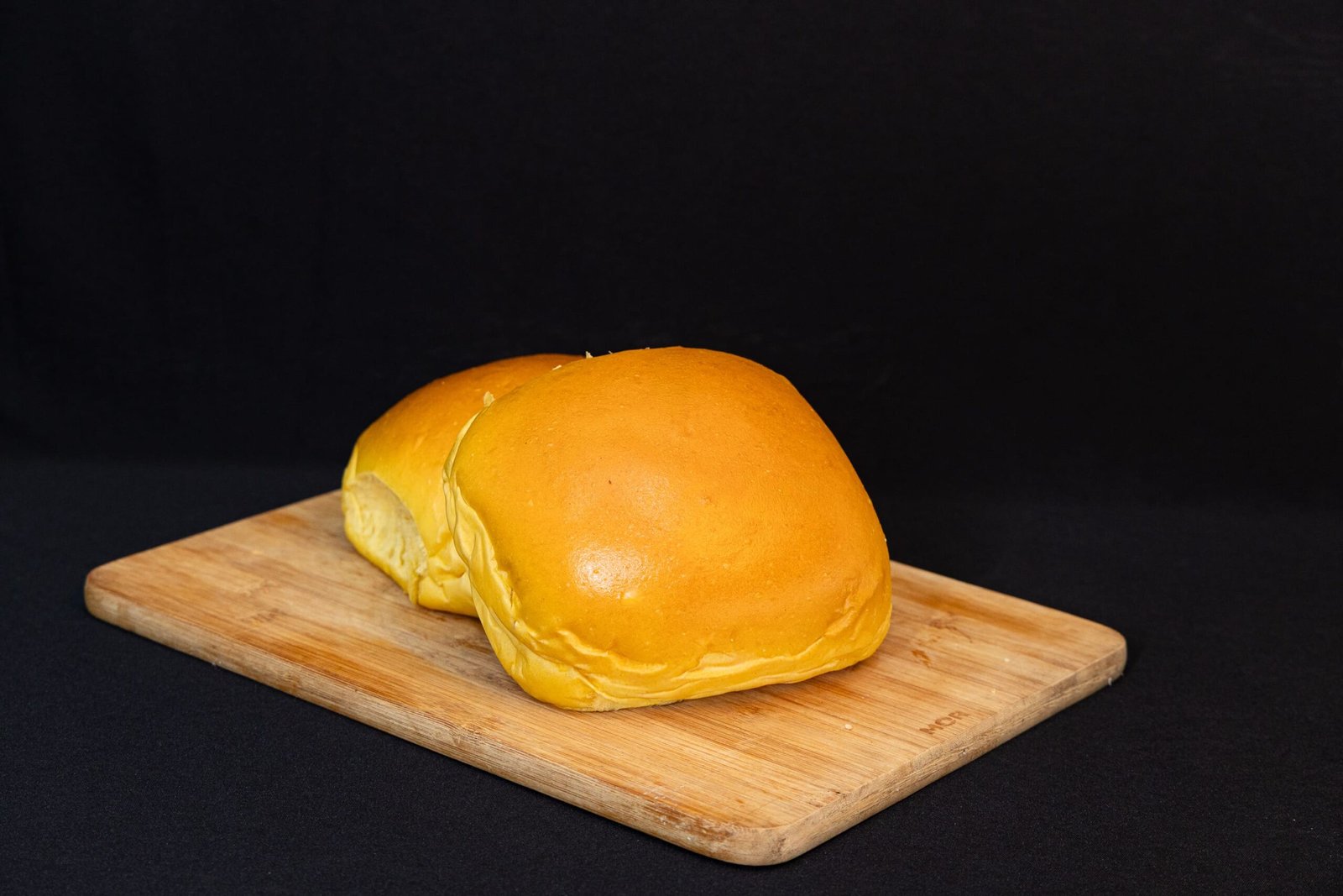 Pão de brioche artesanal macio e amanteigado ideal para lanches e hambúrguer