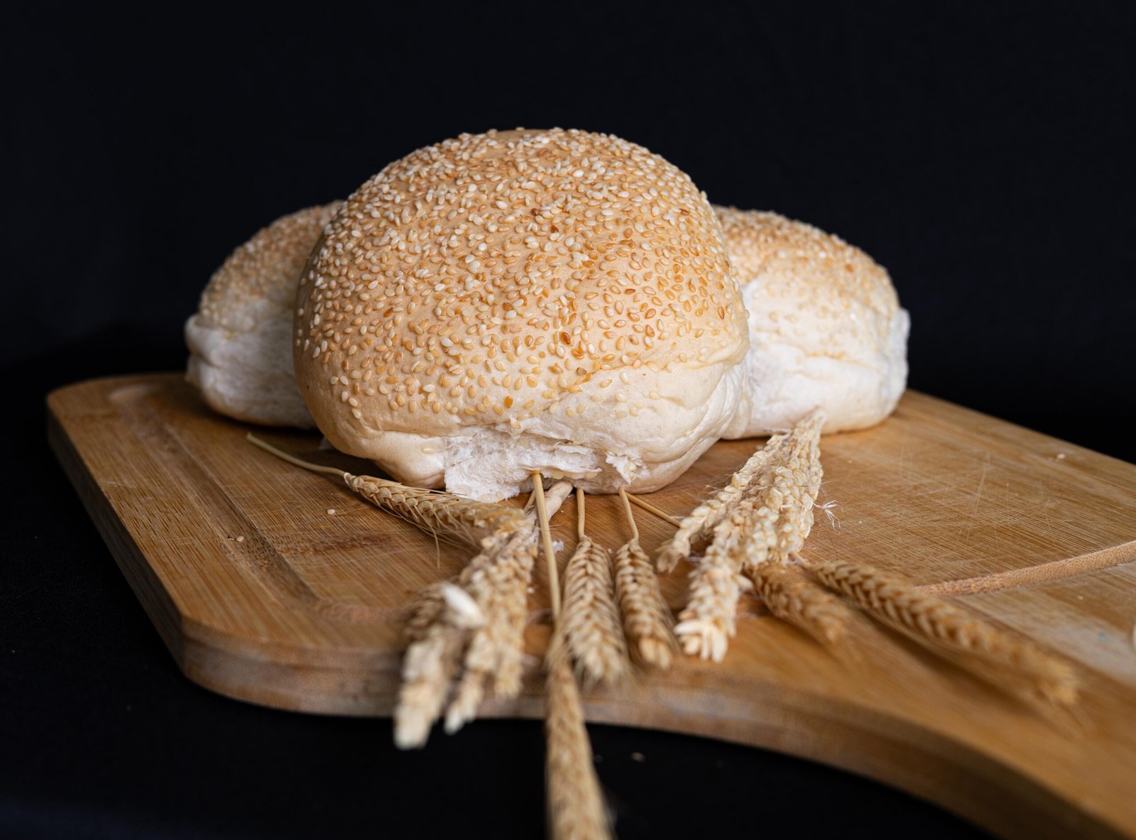 Pão de hambúrguer com gergelim artesanal macio e fresco ideal para lanches