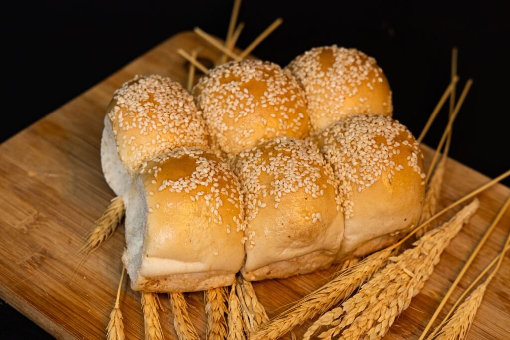 Pão mini hambúrguer com gergelim artesanal macio ideal para festas e lanches